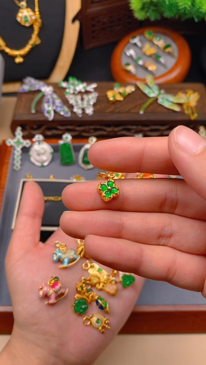 【闪购商品】翡翠吊坠(不含链)银S925镶嵌四叶草哇能扣