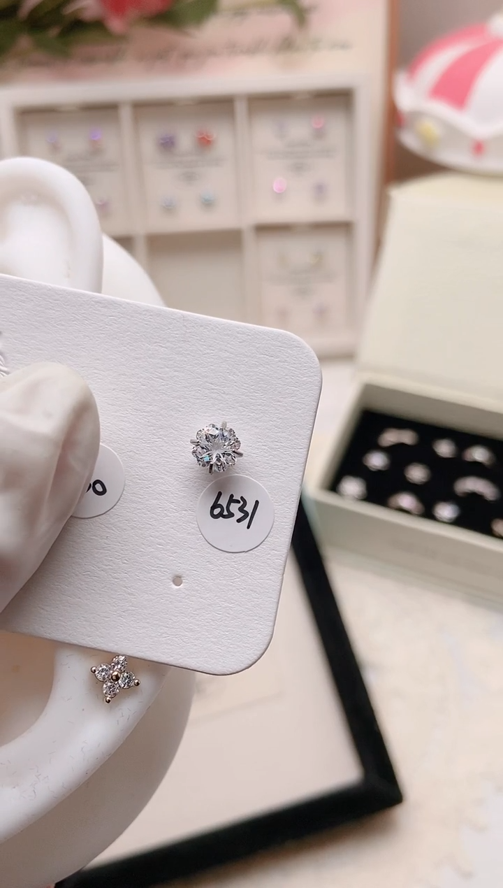 钛钢合金合成立方氧化锆9*?6M四叶草|白色6531一只