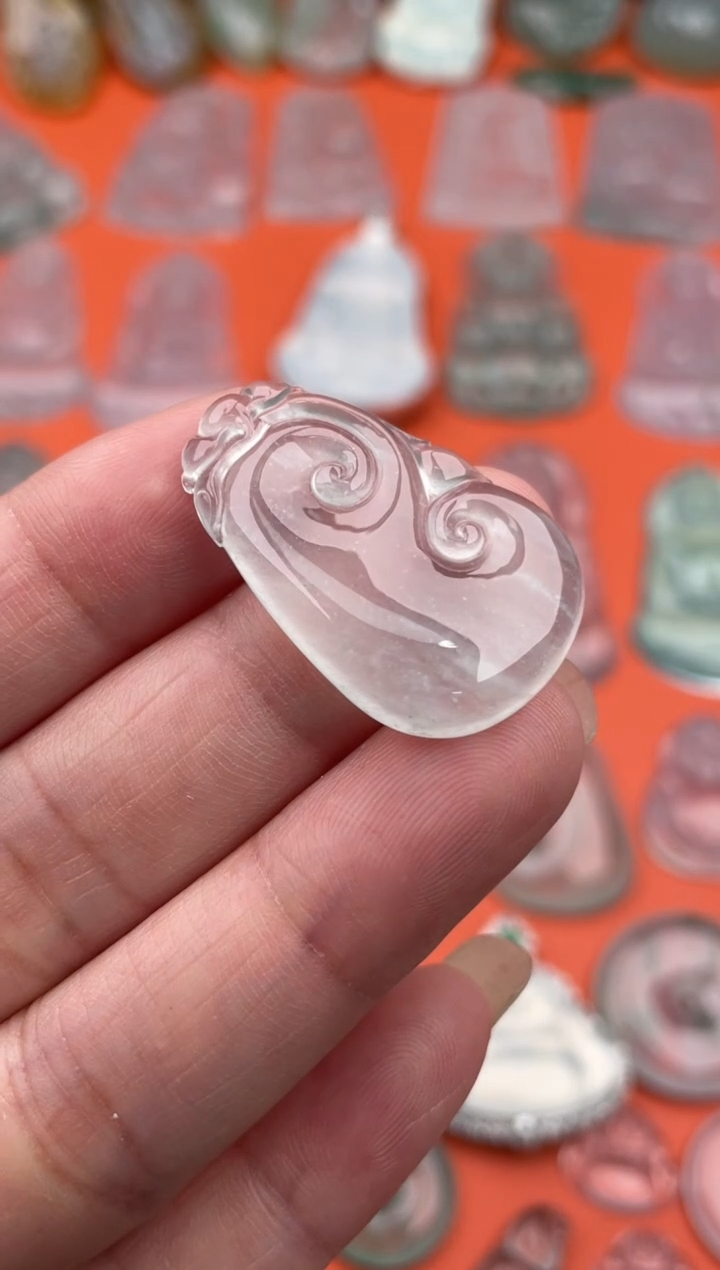 翡翠未镶嵌颈饰如意