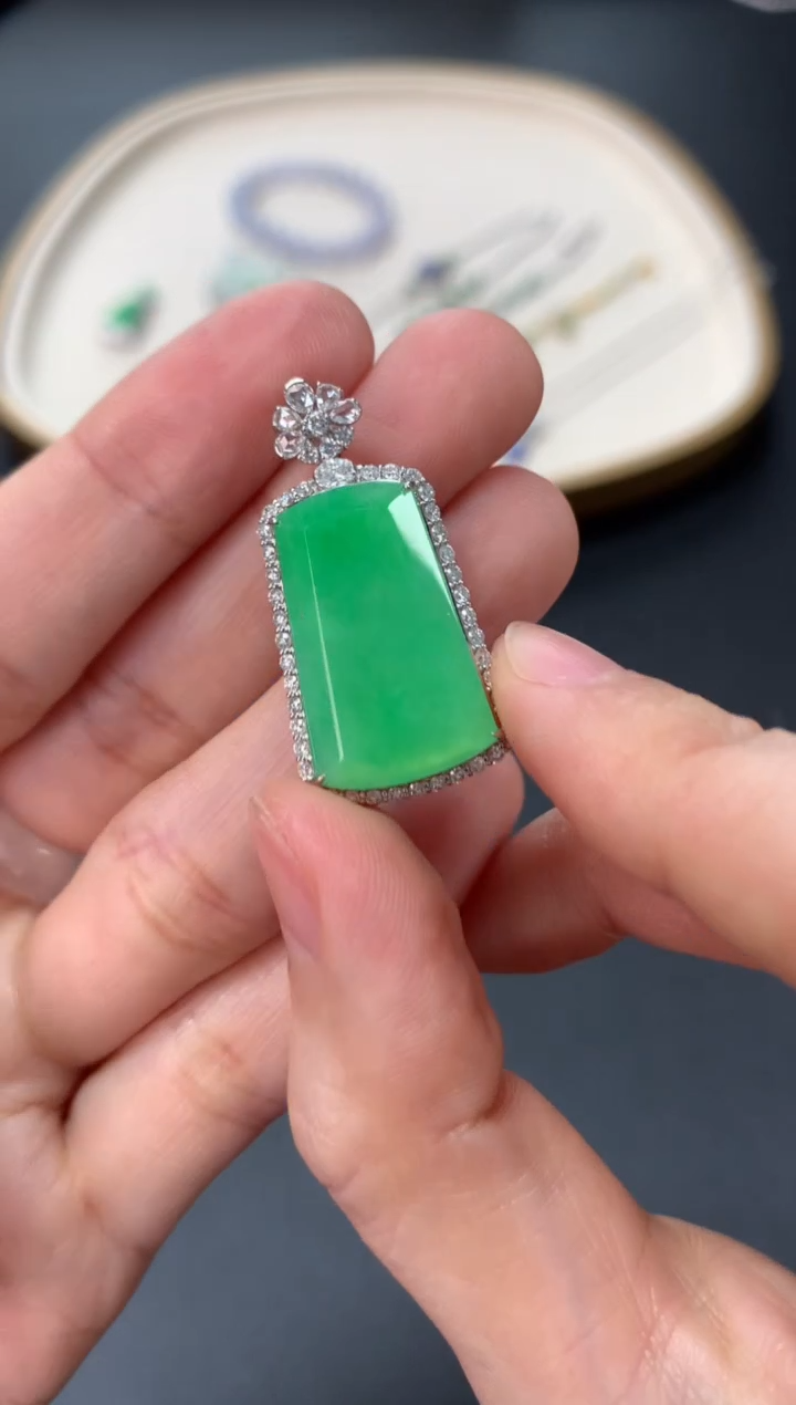 【闪购商品】翡翠吊坠(不含链)18K金镶嵌15800