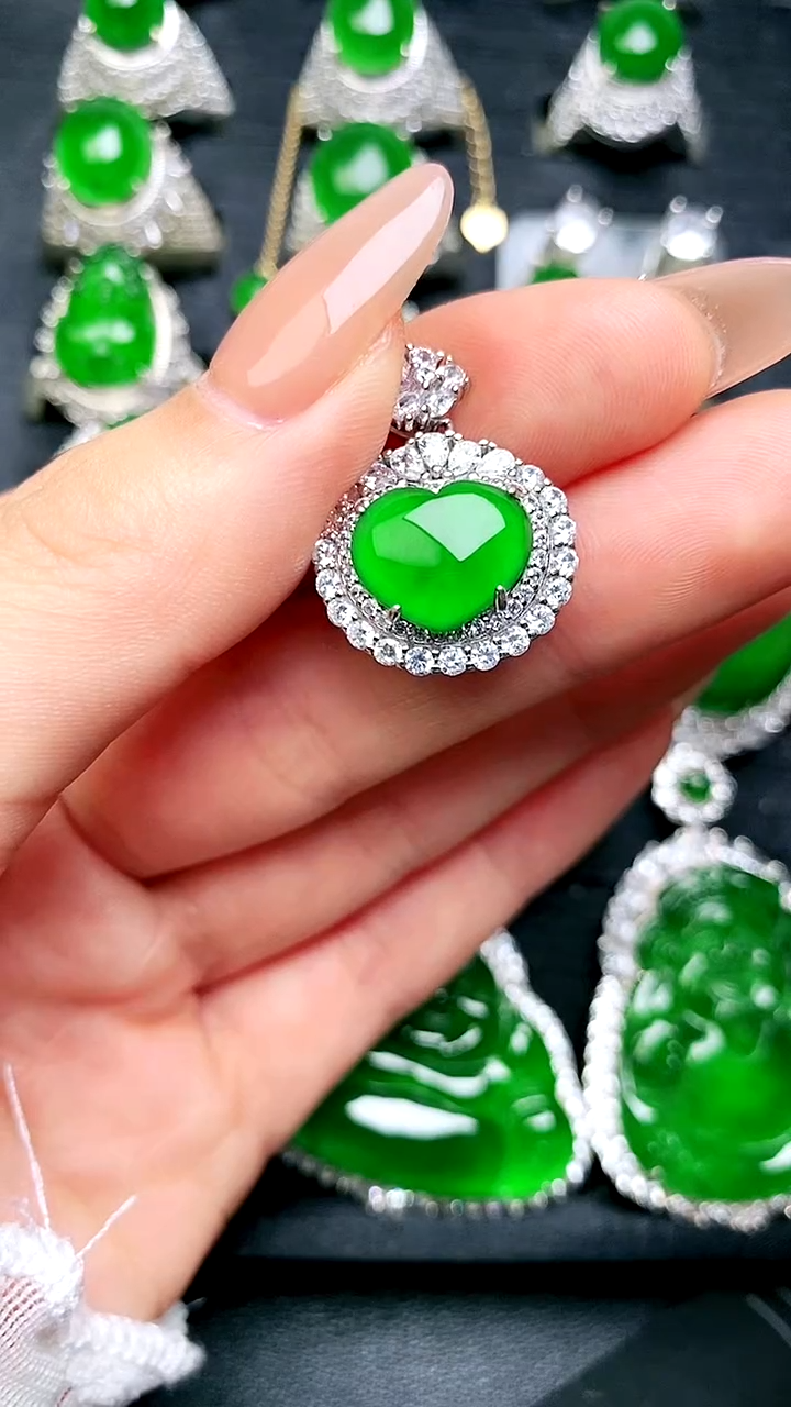 【闪购商品】翡翠吊坠(赠链)银S925镶嵌爱心吊坠