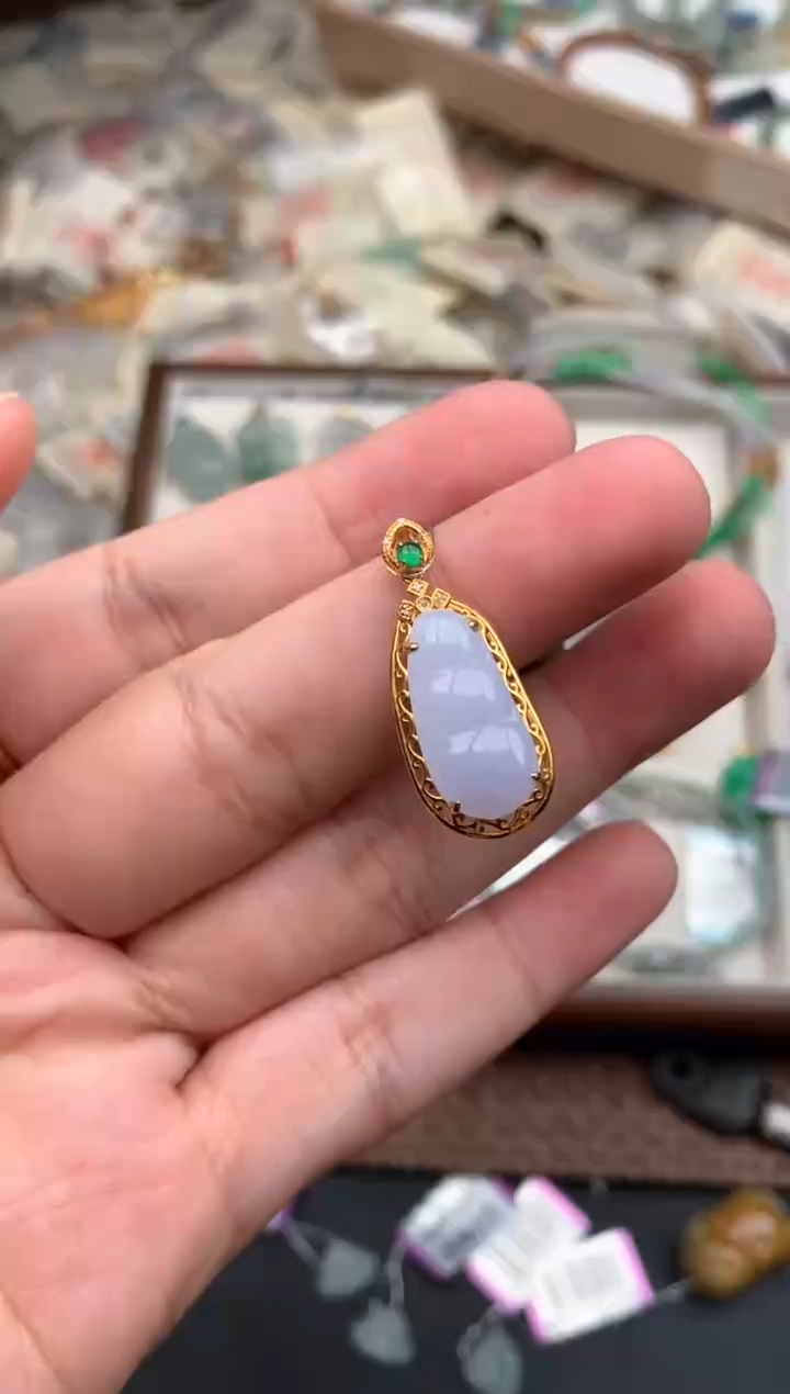 18K金镶嵌挂件翡翠一