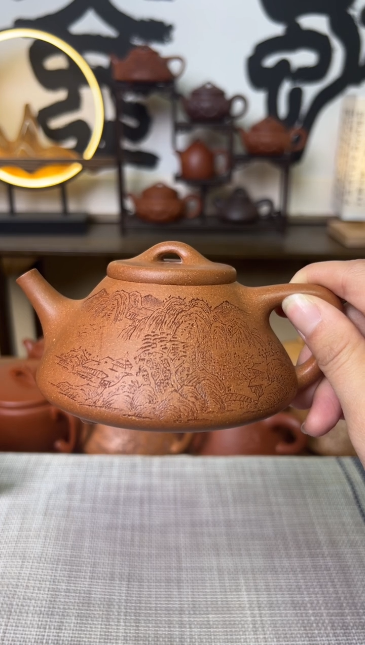 【闪购商品】段泥茶壶黄降坡子冶石瓢壶山水刻250CC-杨志琴
