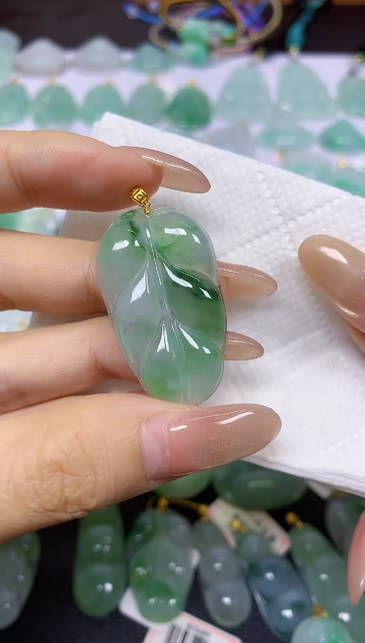 颈饰18K金镶嵌翡翠天然翡翠A货