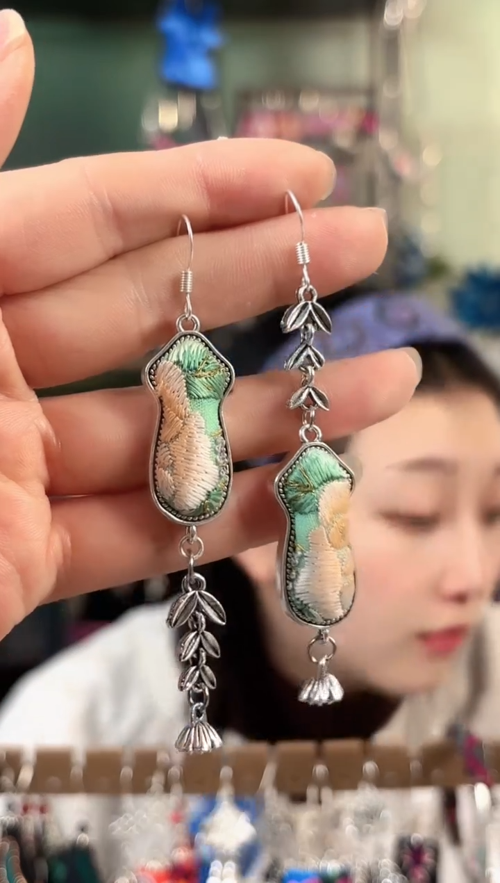 彩云南阁非遗老绣饰品150