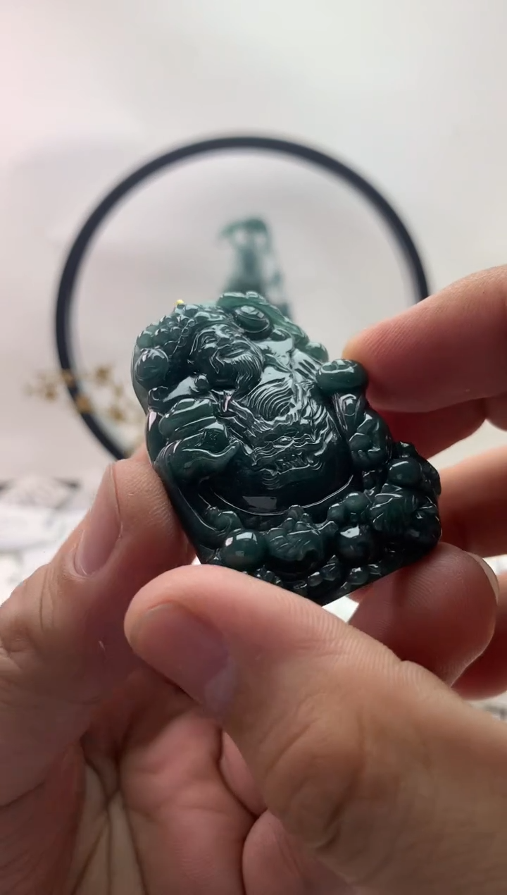 翡翠未镶嵌颈饰财神