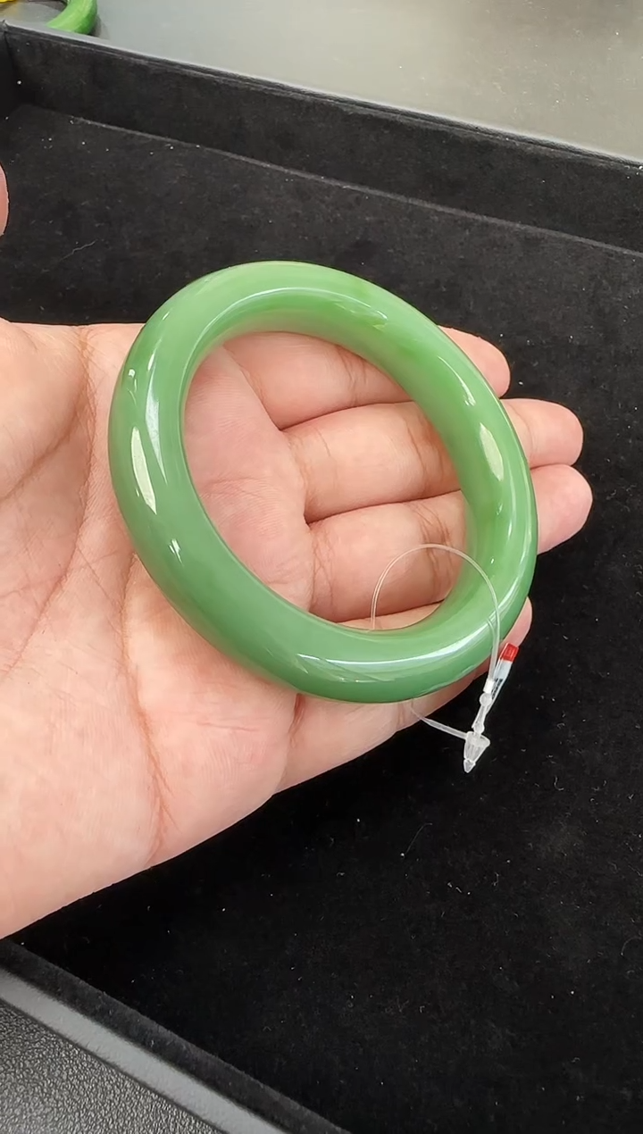 未镶嵌手镯和田玉58圈口粉绿