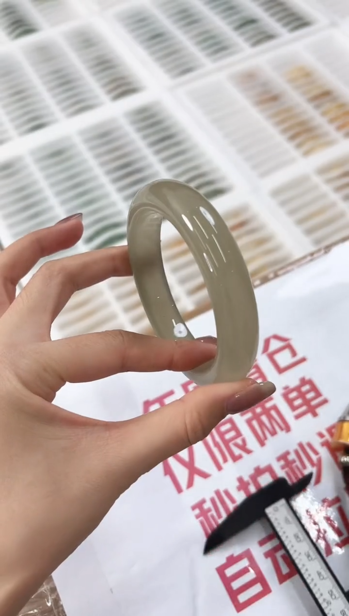 未镶嵌手镯石英质玉53-56D