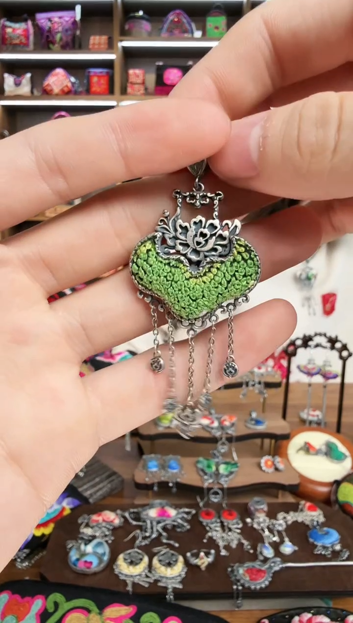 【闪购商品】织绣25蒙阿苏苗绣传承