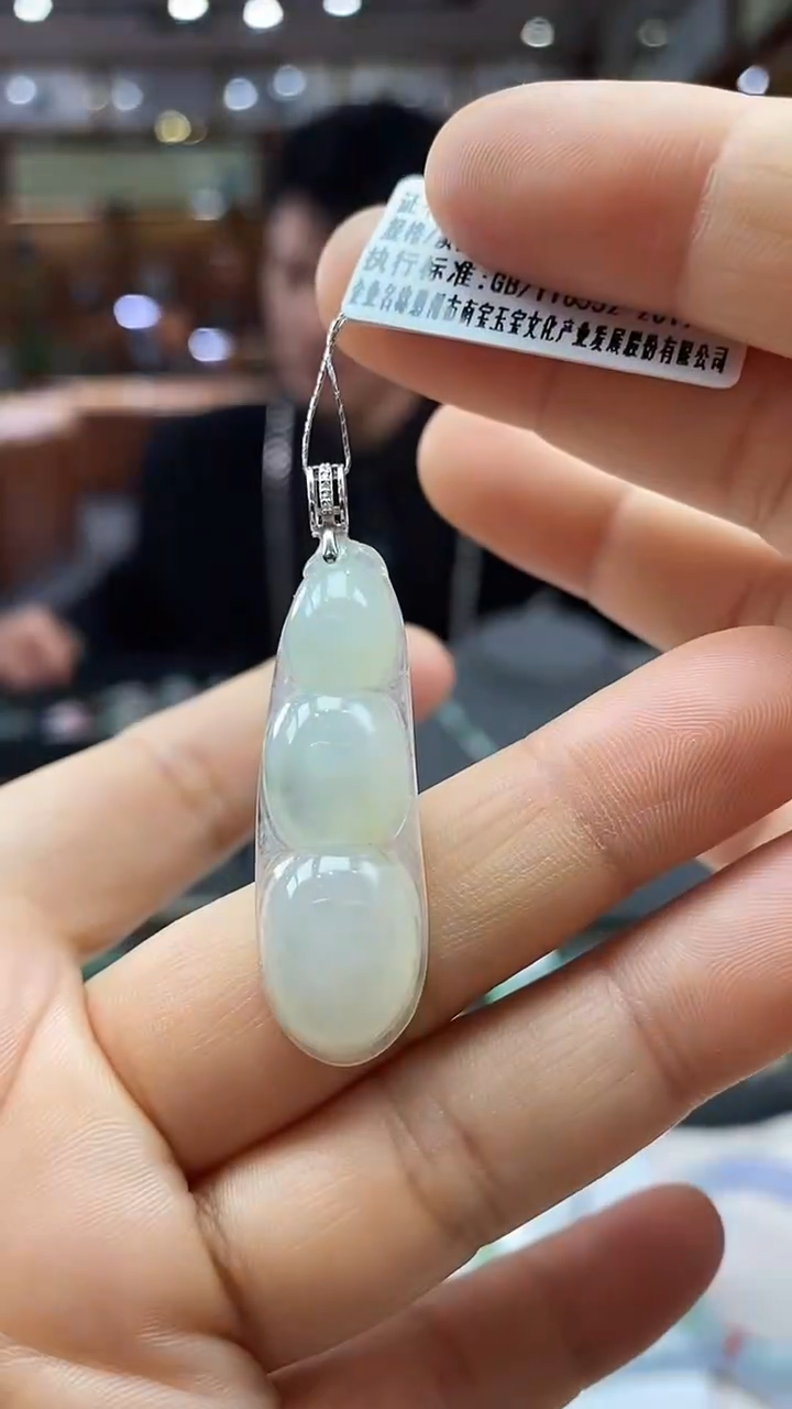 颈饰18K金镶嵌翡翠福豆