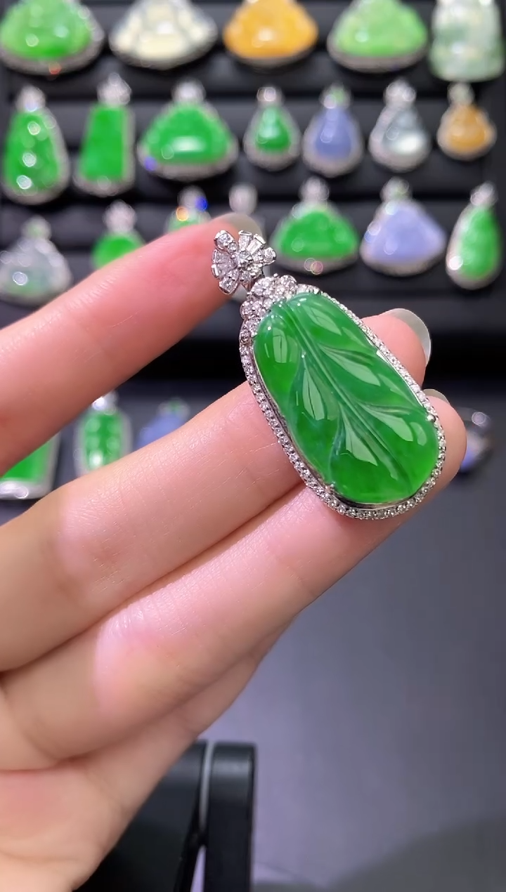 颈饰18K金镶嵌翡翠叶子