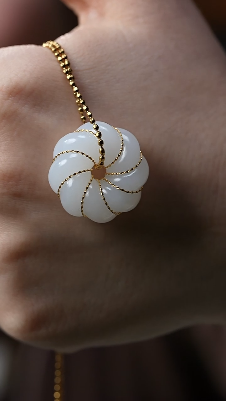 吊坠(赠链)18K金镶嵌和田玉首发价！莫斯乌比环