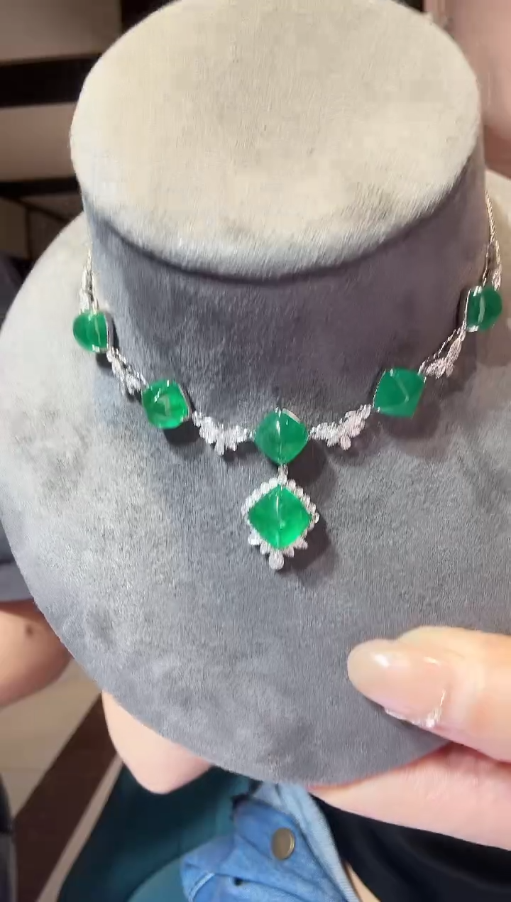 18K金镶嵌项链祖母绿18.20ct