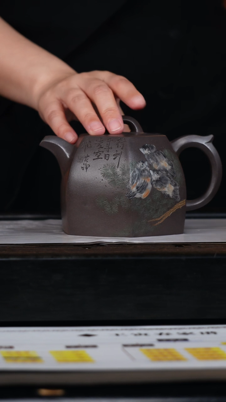 茶壶紫砂王芳六方巧色天青泥带一副大画500cc