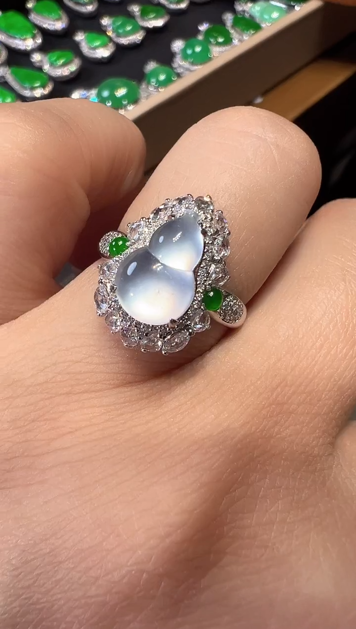 翡翠18K金镶嵌戒指葫芦