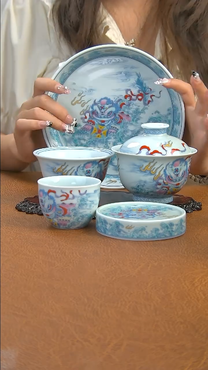 景德镇手工斗彩醒狮盖碗套组