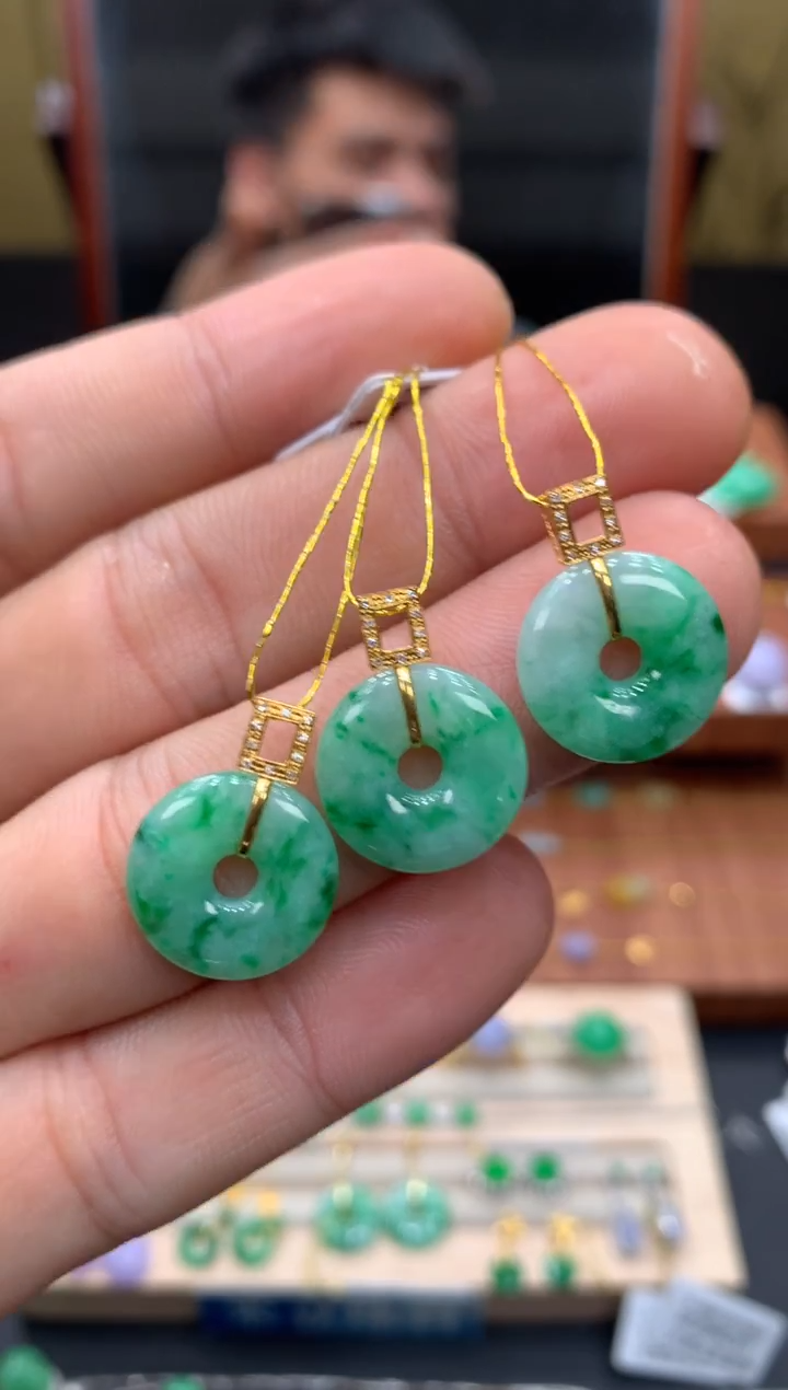 颈饰18K金镶嵌翡翠平安扣 多样性发1件