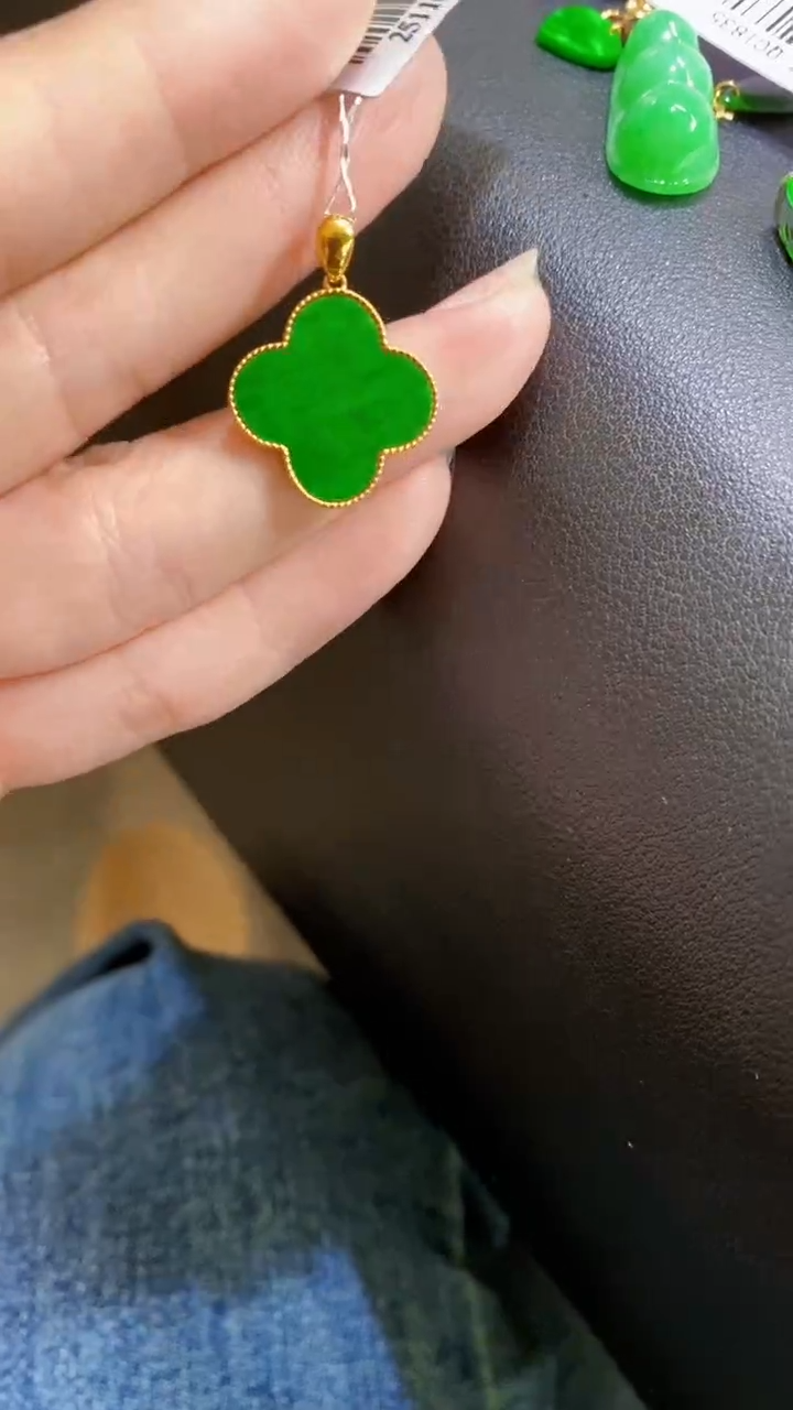 颈饰18K金镶嵌翡翠四叶草