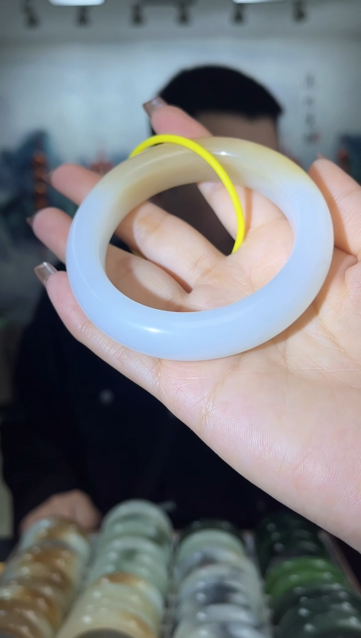 【闪购商品】和田玉手镯未镶嵌57圈口仅一只