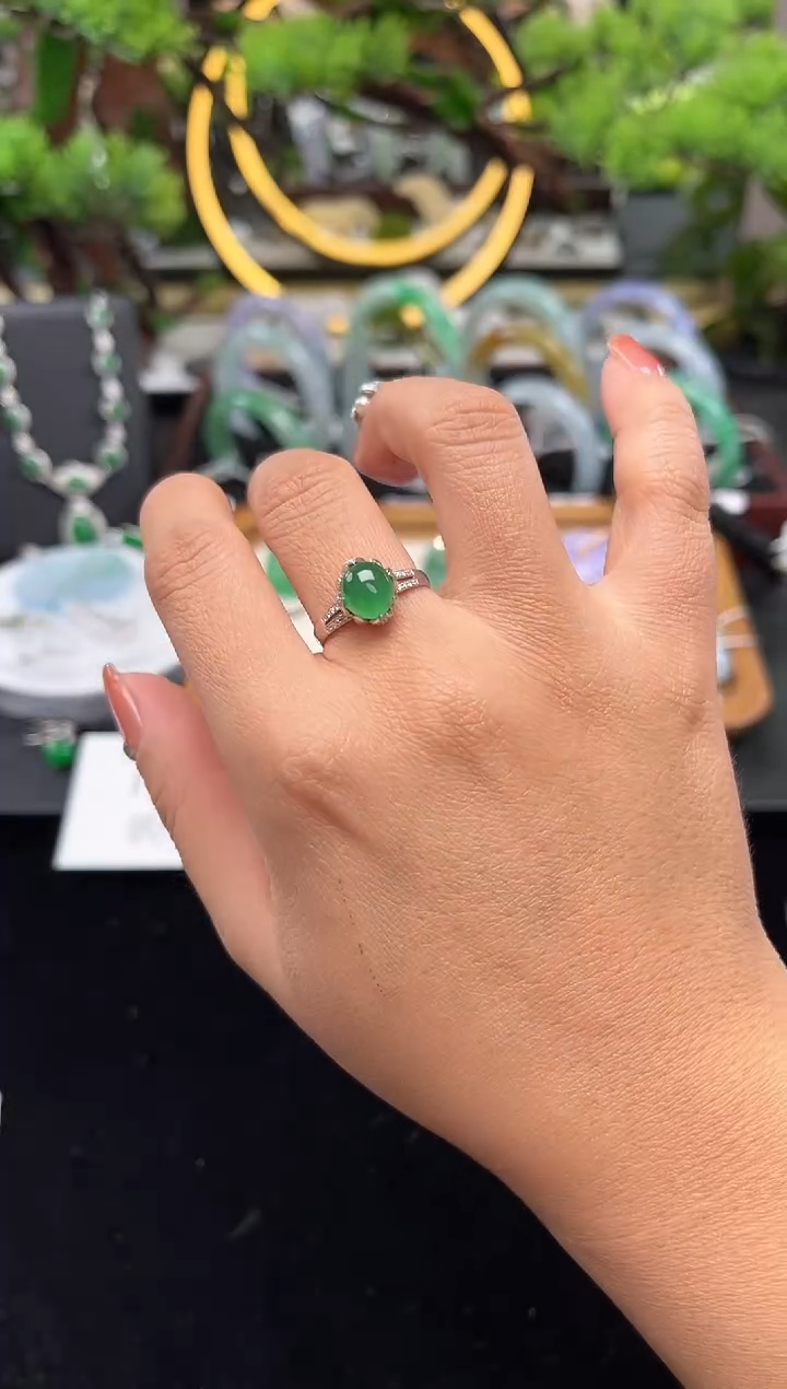 18K金镶嵌戒指翡翠戒指