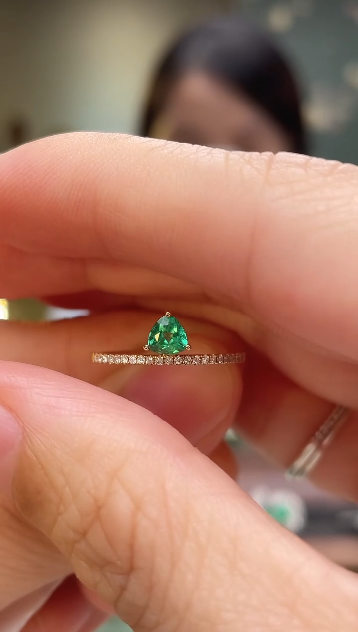 18K金镶嵌戒指祖母绿斯瓦特主石：0.28ct