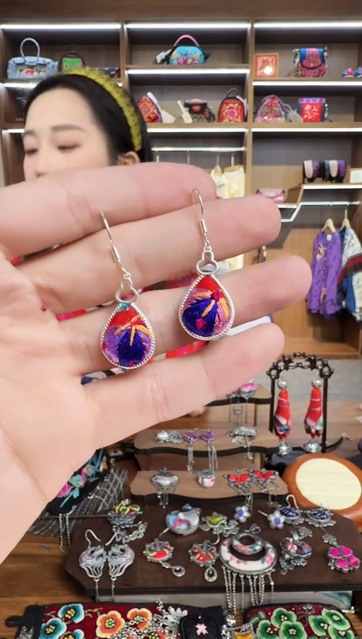 【闪购商品】织绣200蒙阿苏苗绣传承