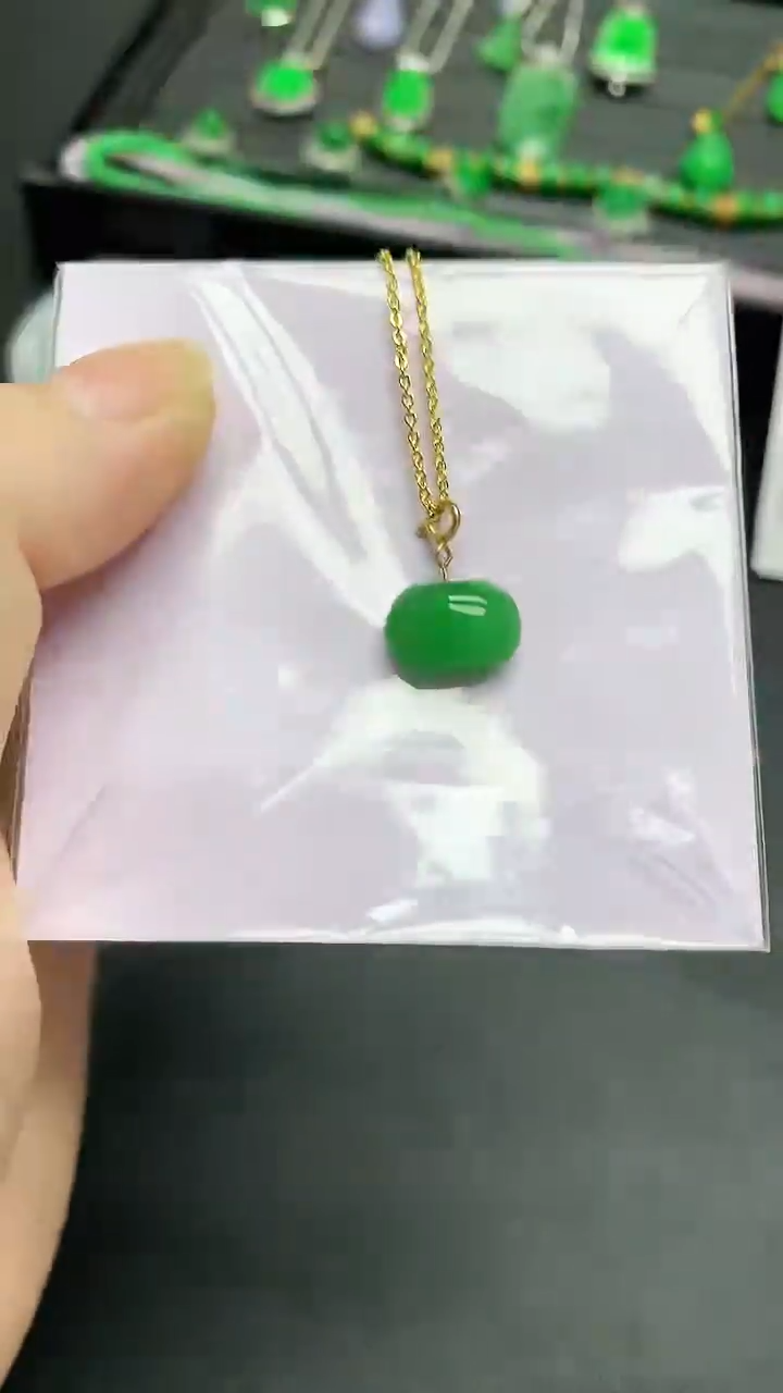 颈饰18K金镶嵌翡翠赠礼盒证书