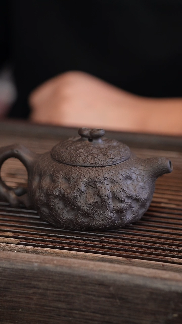 茶壶紫砂供春 黑金砂 170cc