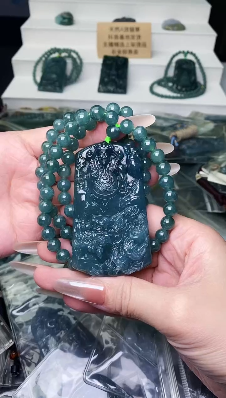 颈饰未镶嵌翡翠 