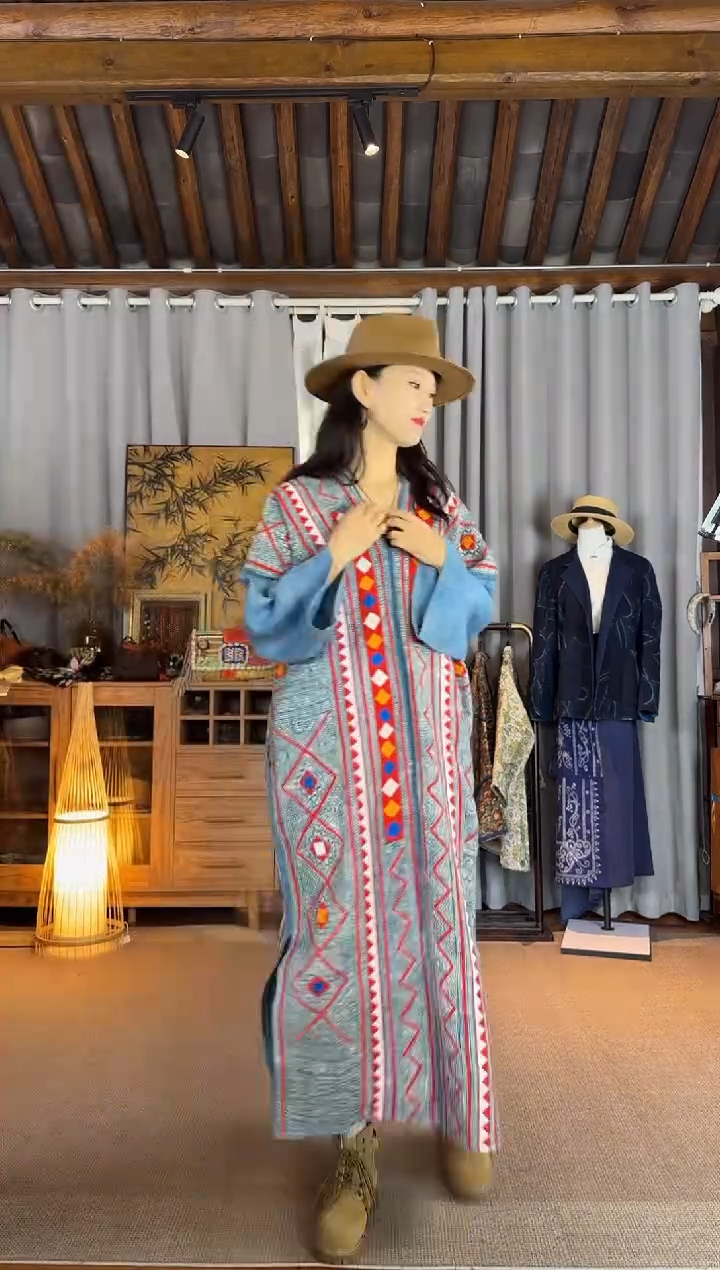 **设计师款蓝白蜡染刺绣连衣裙