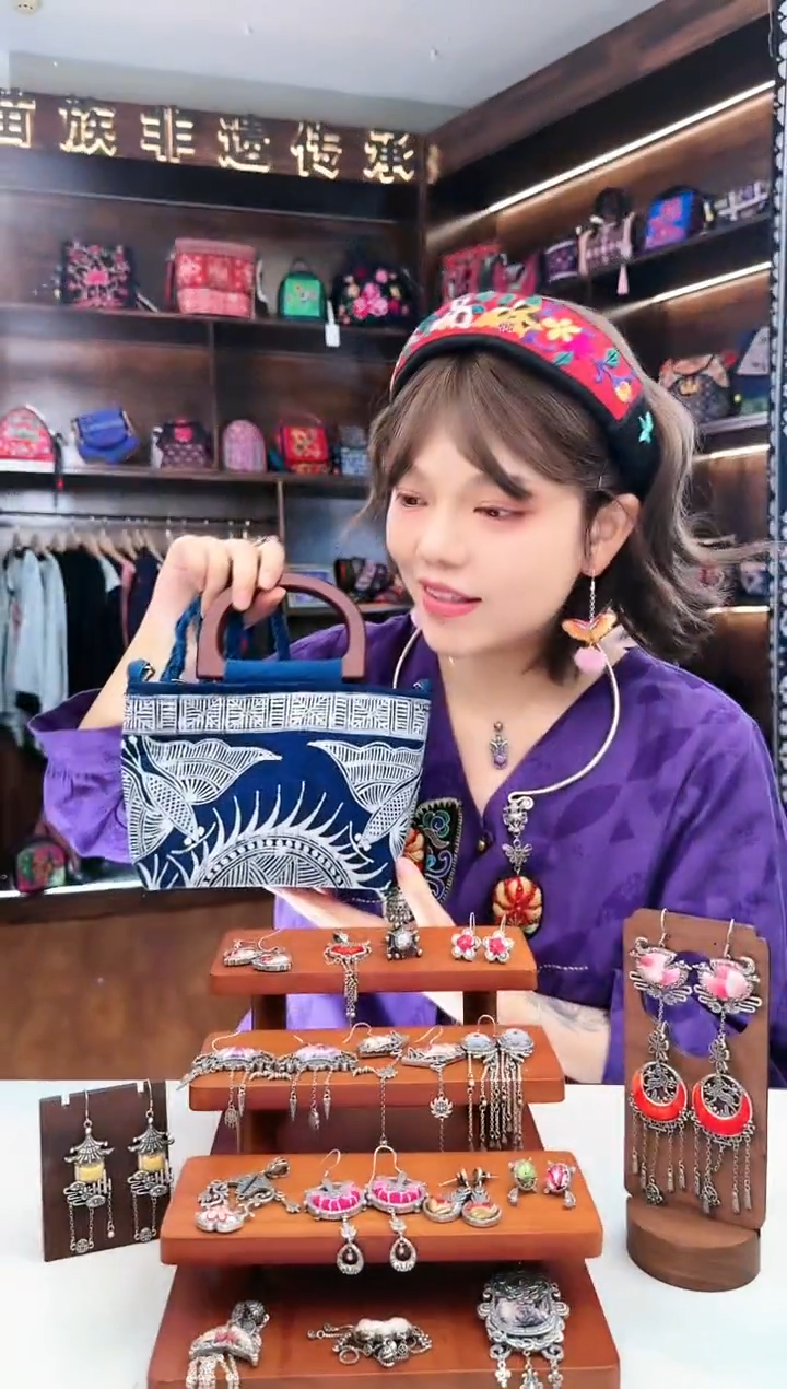 【闪购商品】织绣L46蚩梦苗族古绣