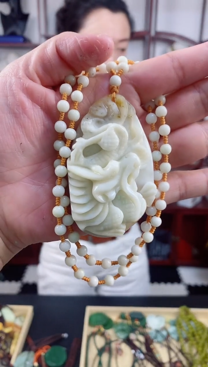 未镶嵌岫玉颈饰1