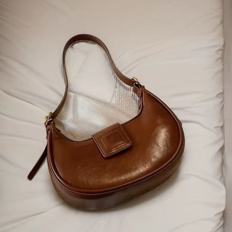 2025新款复古油蜡皮月牙包小众设计秋冬时尚腋下包单肩斜挎包A52