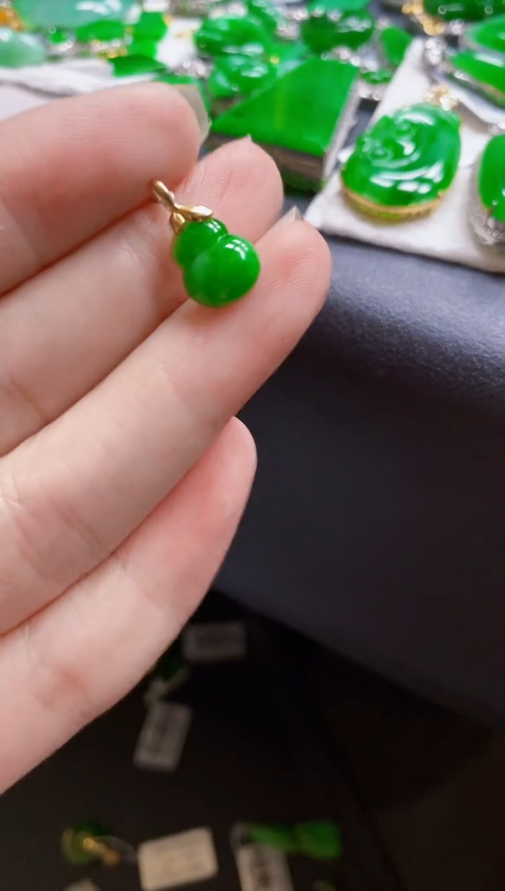 翡翠18K金镶嵌颈饰葫芦