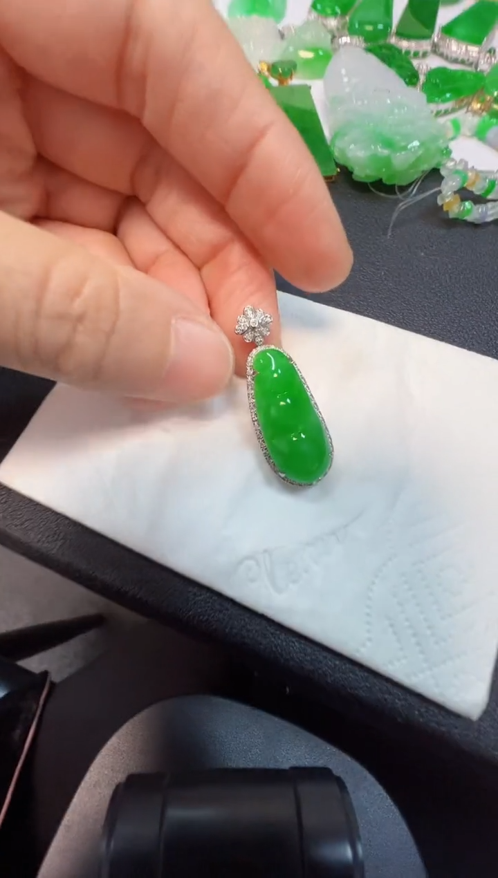 吊坠(不含链)18K金镶嵌翡翠9800