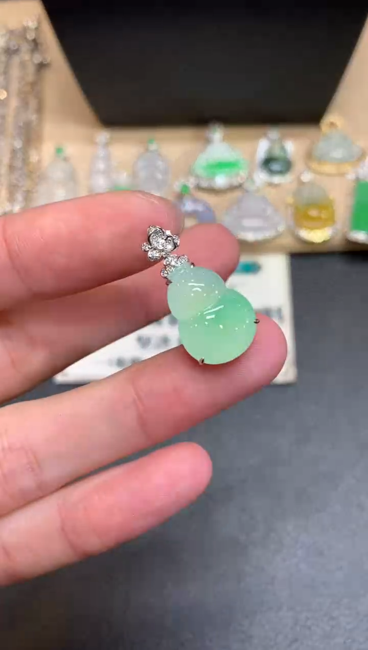 【闪购商品】翡翠颈饰18K金镶嵌葫芦【无服务费】