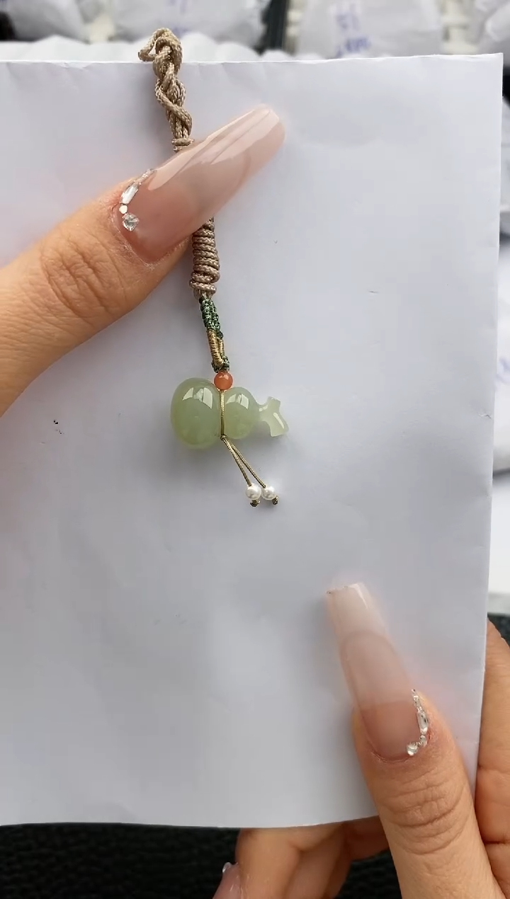 【闪购商品】和田玉吊坠(赠链)未镶嵌555微色差T