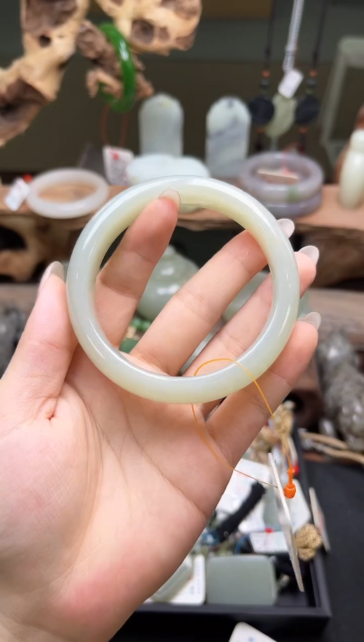 和田玉未镶嵌手镯且末青白 60圈 9008503