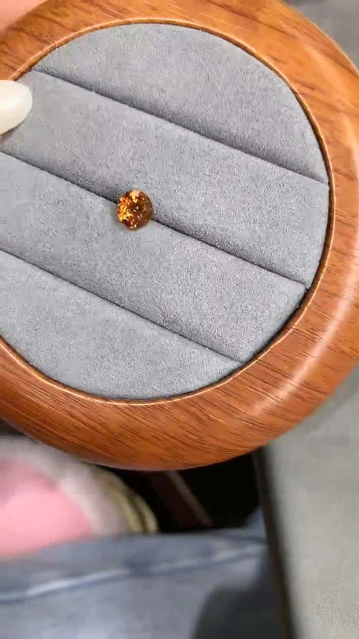 未镶嵌笔搁黄晶4裸石多样性发1颗