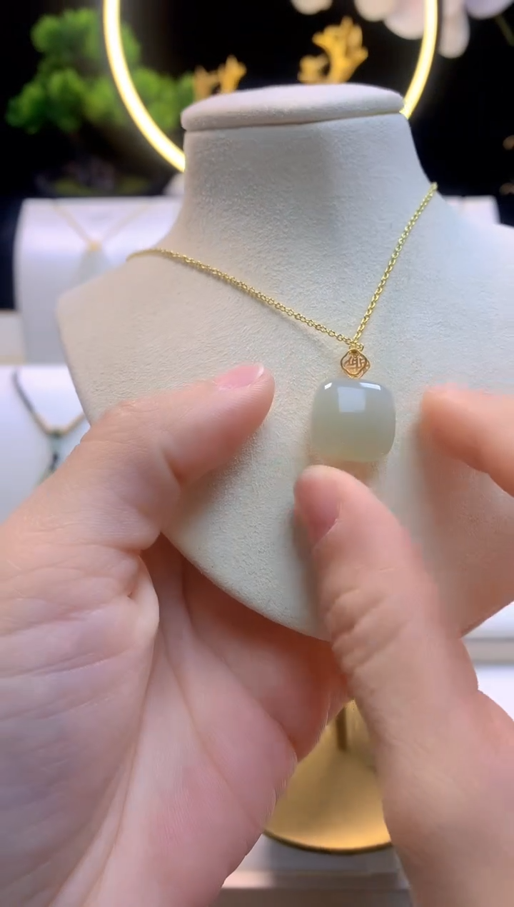 【闪购商品】和田玉吊坠18K金镶嵌方糖