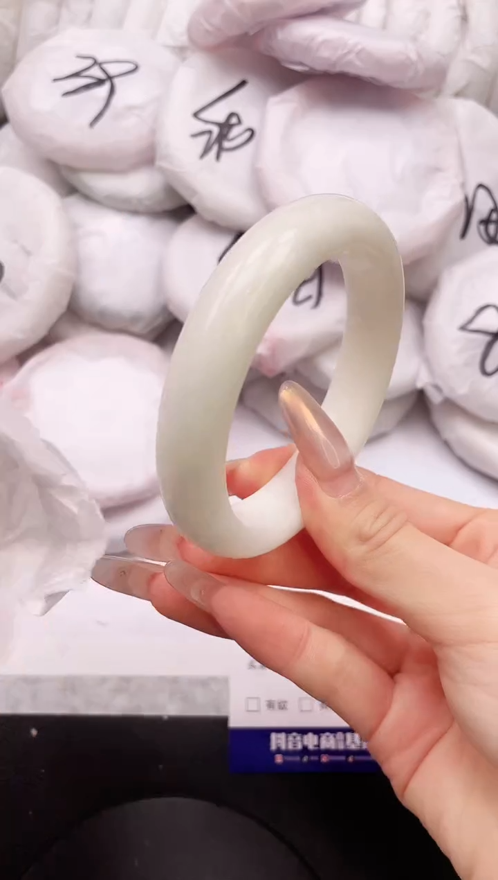 【闪购商品】和田玉手镯未镶嵌18L54-60