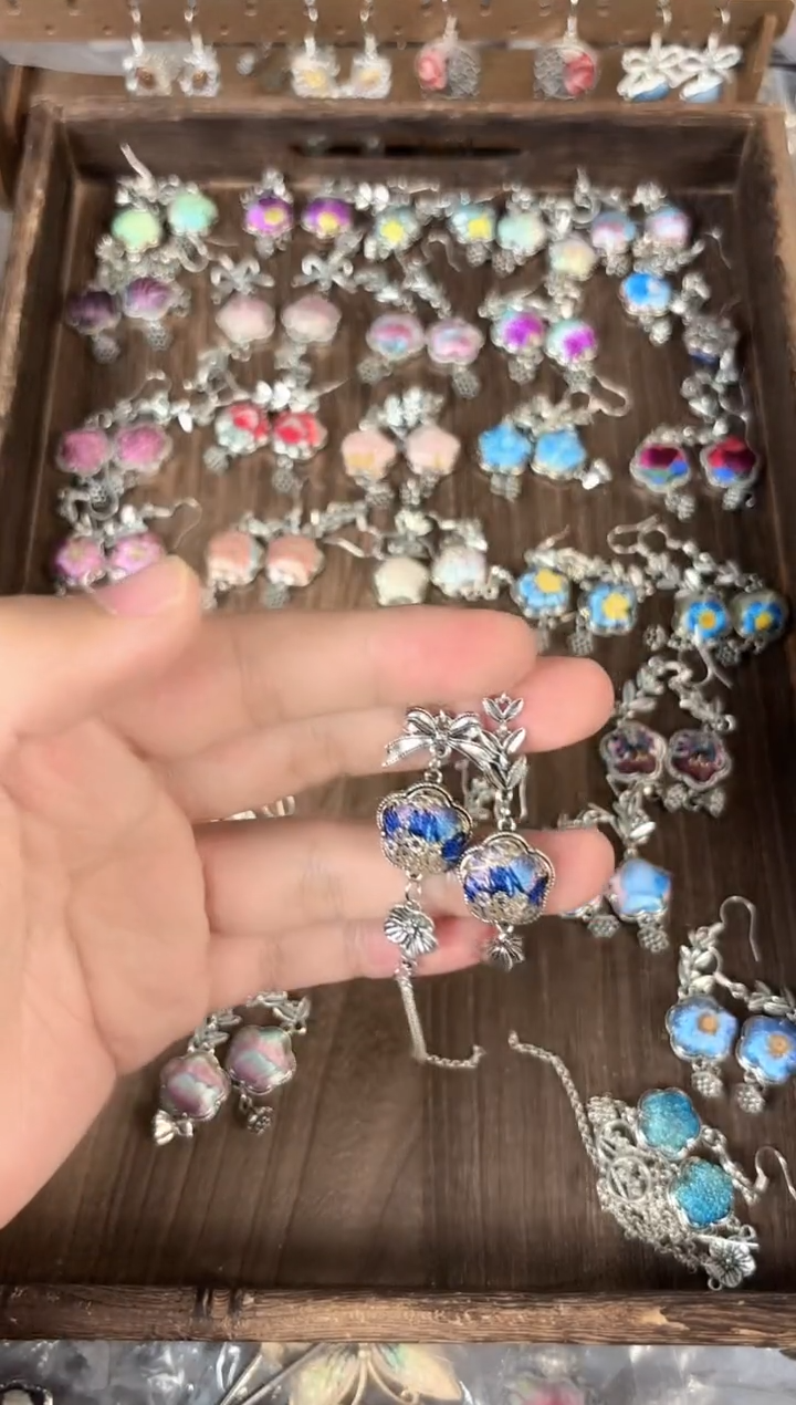 彩云南阁非遗老绣饰品554*