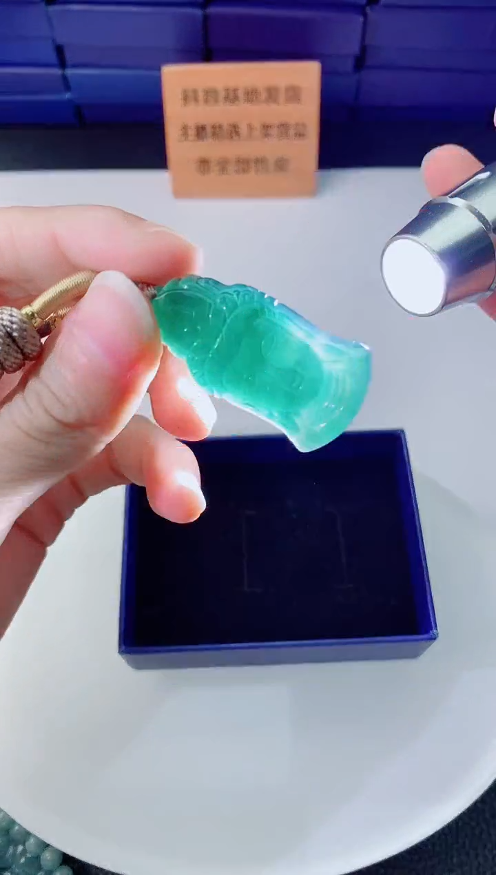 翡翠未镶嵌颈饰   `