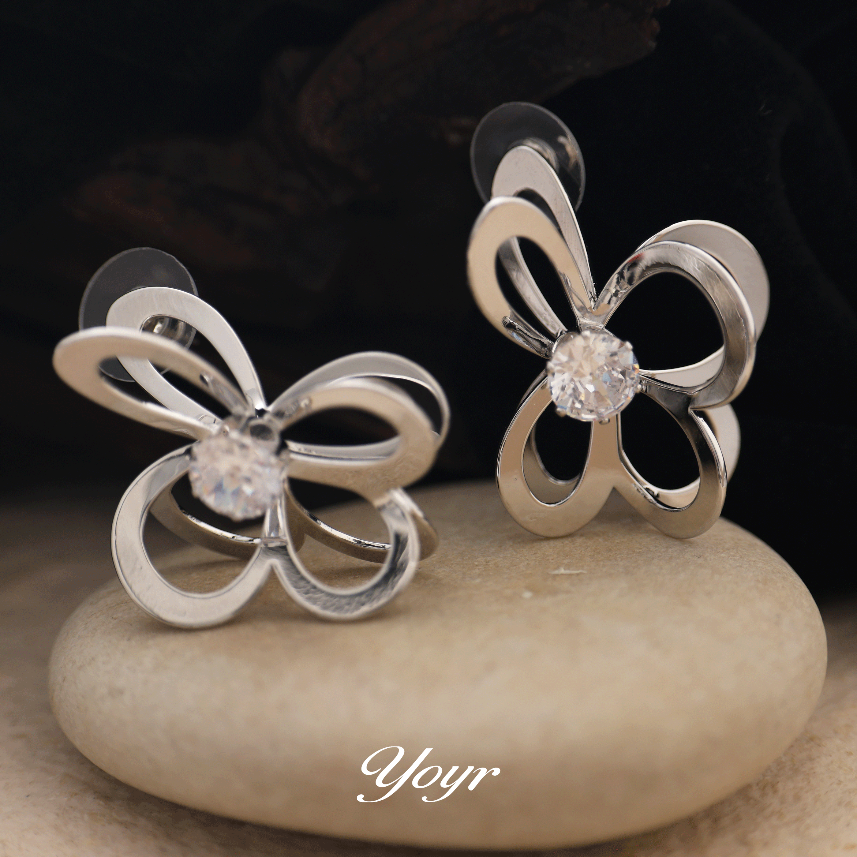 YOYR 黄铜耳饰 跃动蝴蝶耳钉轻奢气质小众设计甜美百搭耳环A20