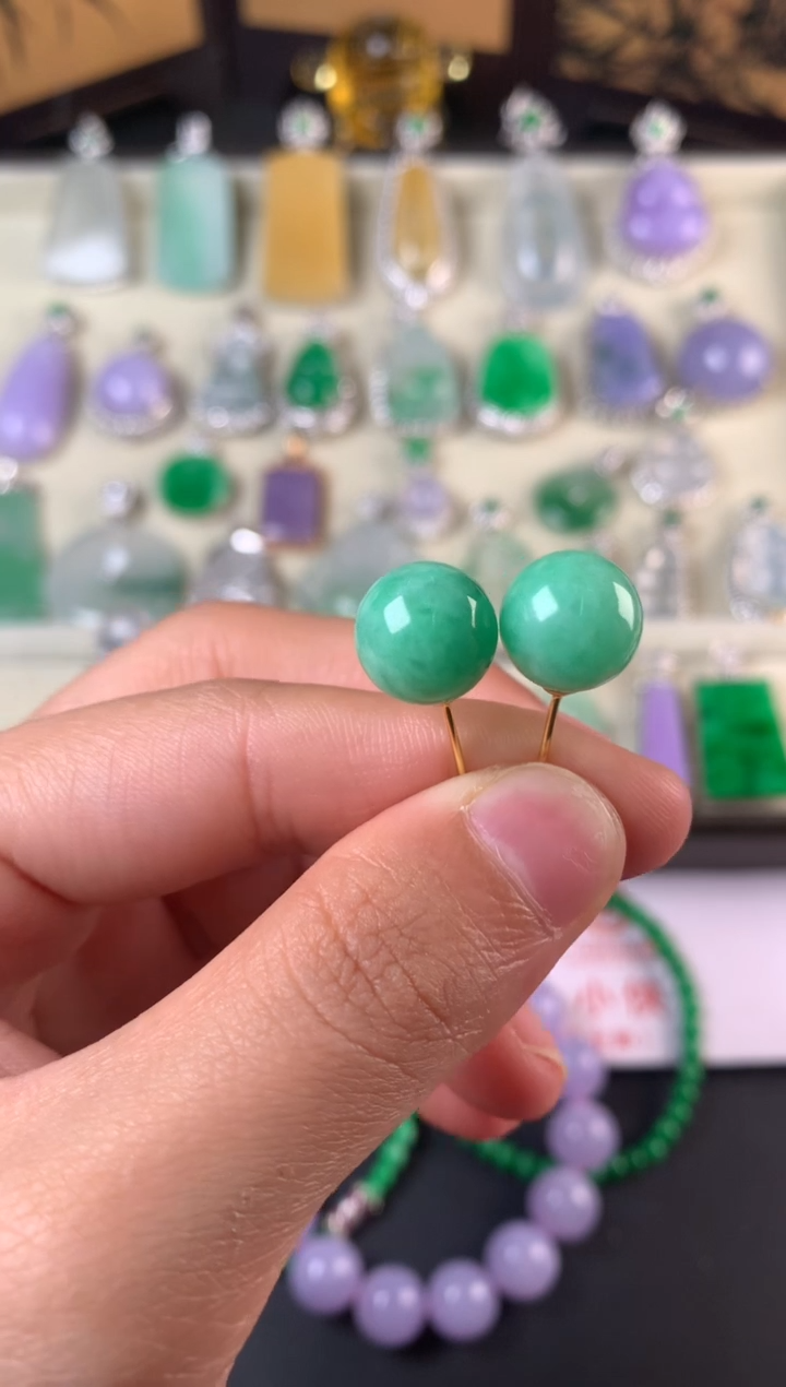 18K金镶嵌翡翠耳饰耳钉