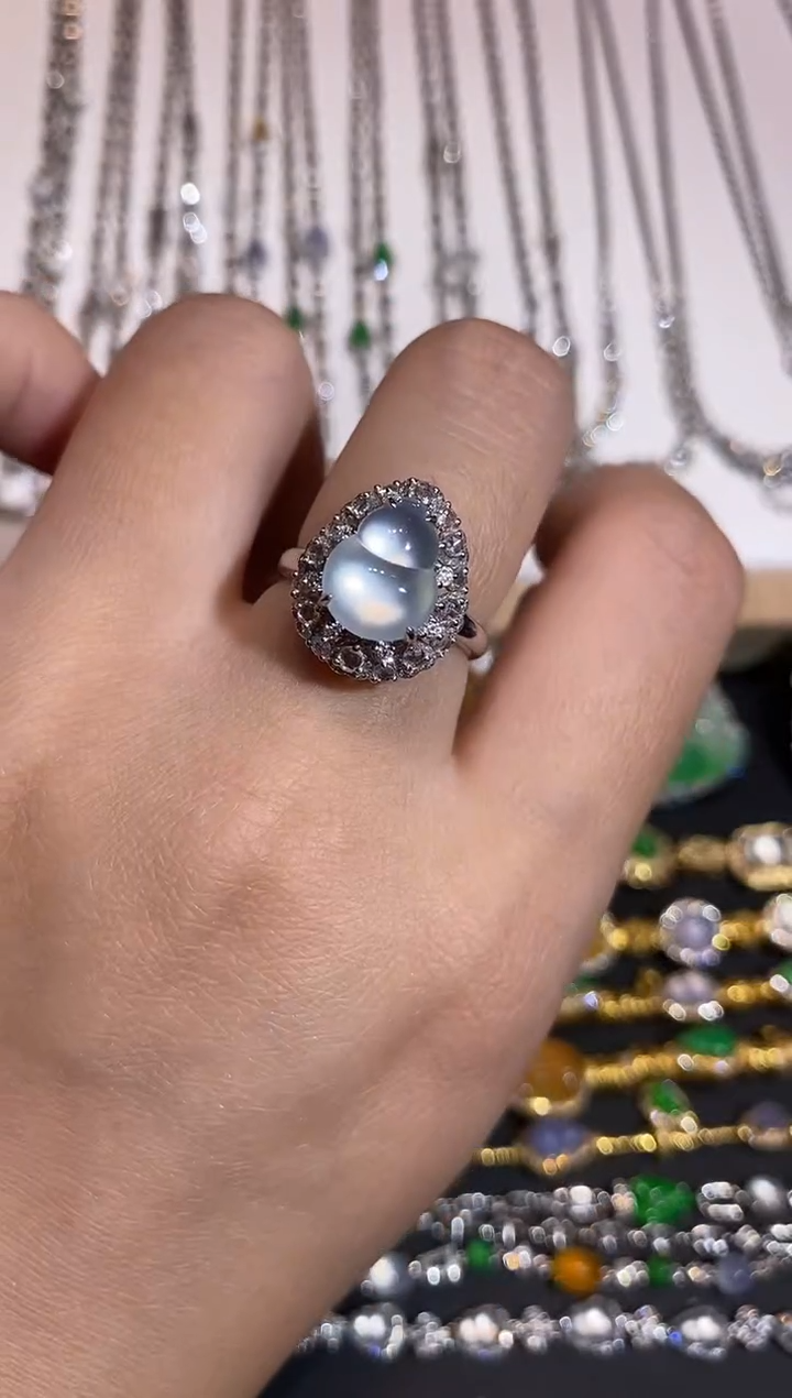 颈饰18K金镶嵌翡翠戒指