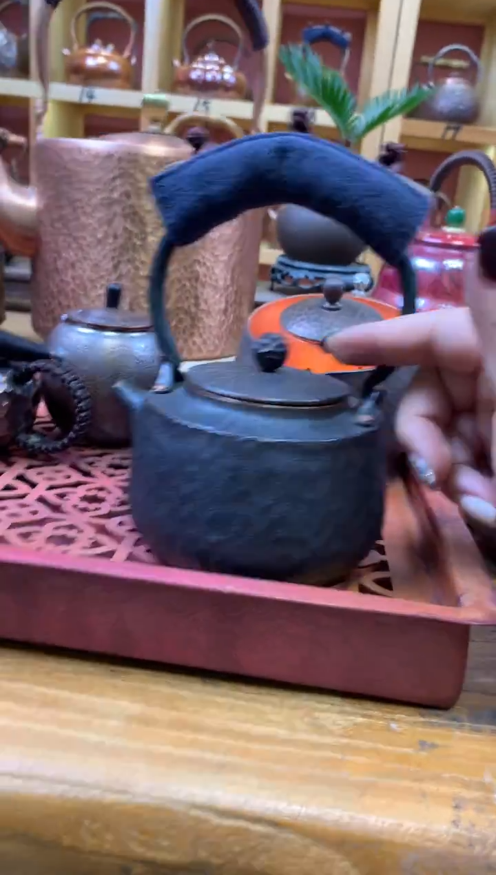 紫铜小号树皮纹提梁壶