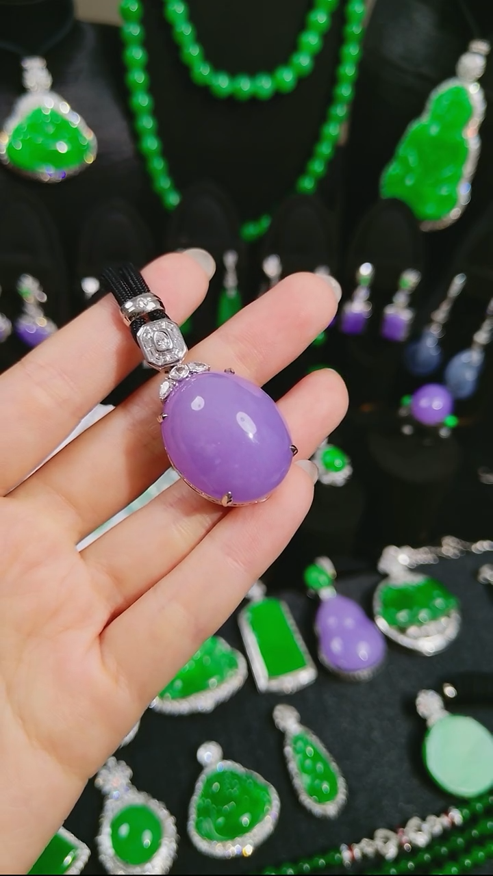 颈饰18K金镶嵌翡翠蛋面吊坠