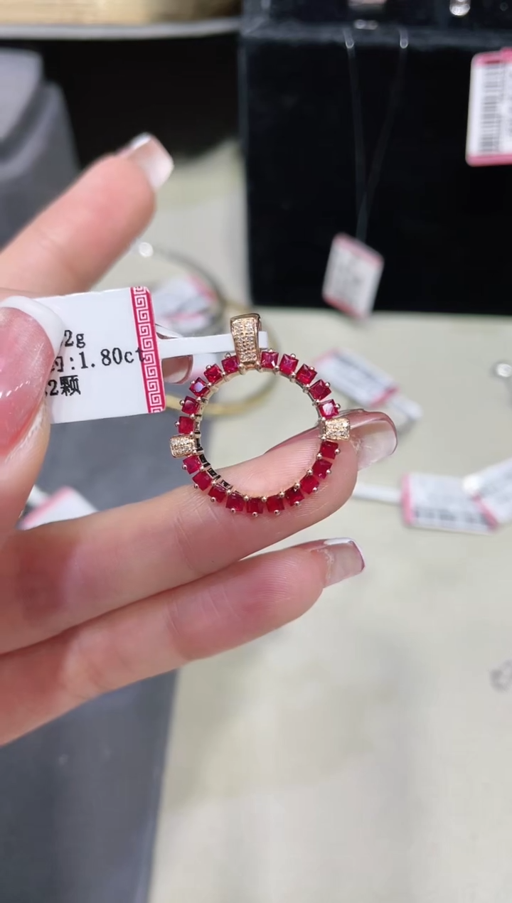 18K金镶嵌天然红宝石吊坠