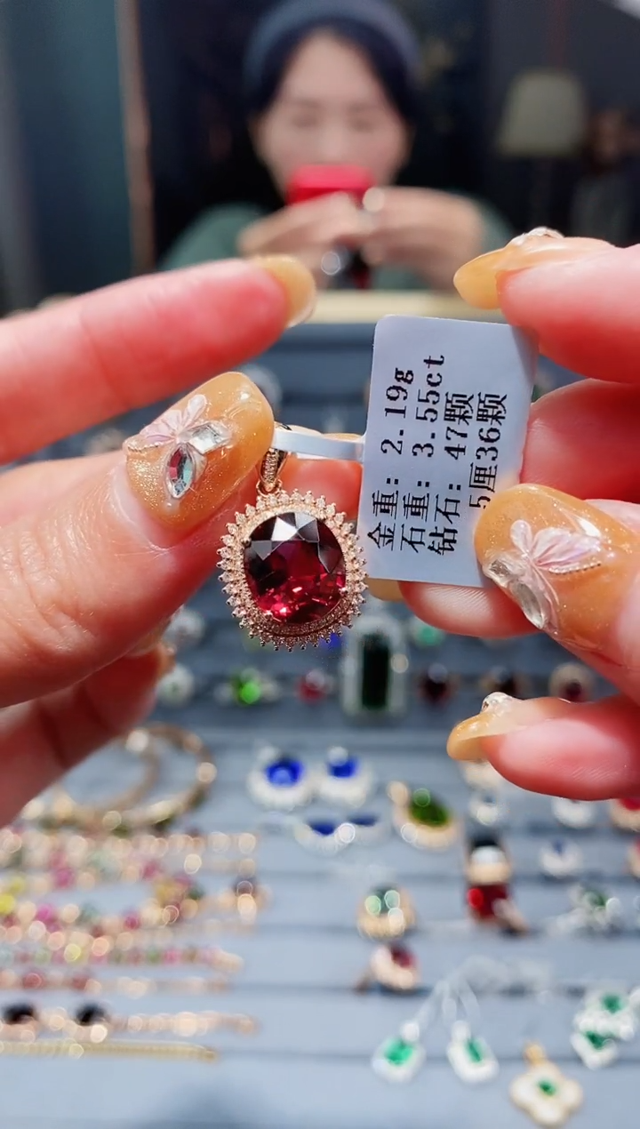 【闪购商品】碧玺颈饰18K金镶嵌3.55ct